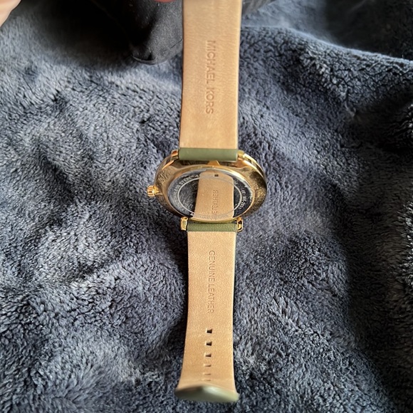 Michael Khors Watch - Picture 3 of 10